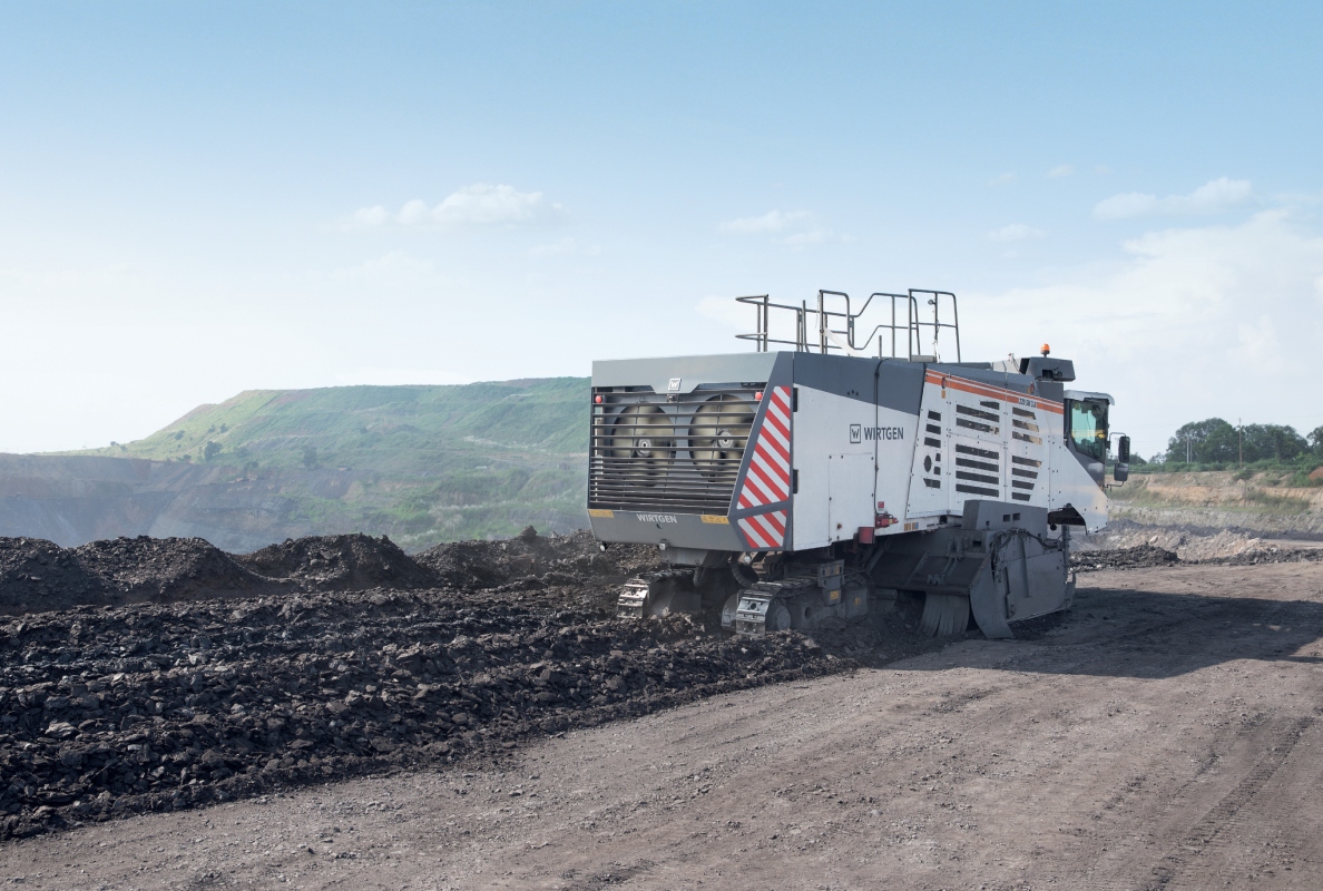 The Surface Miner 220 SM(i) in operation for coal extraction using the windrow method.