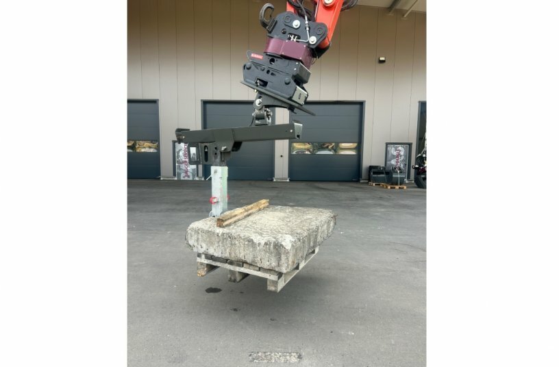 This demonstration – still using the prototype – shows why loads can be transported much more safely with the SafetyFork than with rigid forks.