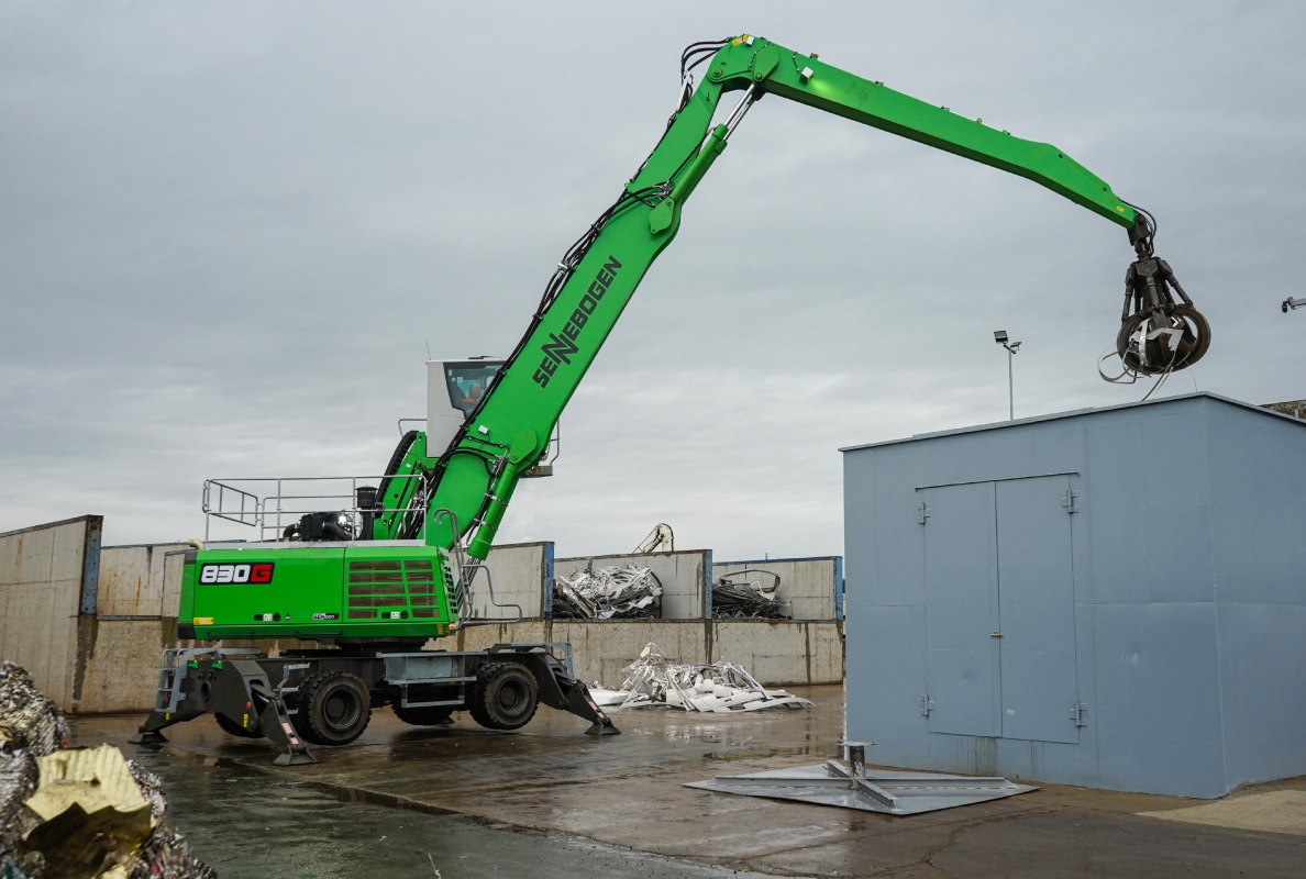 The SENNEBOGEN 830 G has proven itself in scrap yard operations thanks to its robust design and high performance.