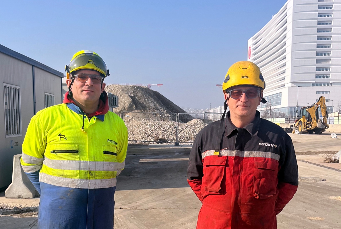 Manitowoc technicians Cyrille Giamello and Massimo Rizzo.