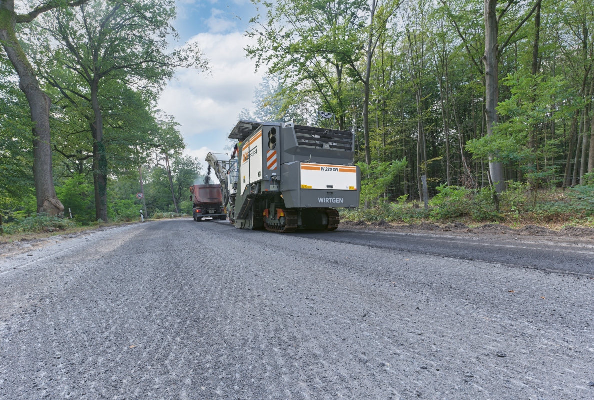 The Mill Assist system of the W 220 FXi determined that single-layer removal of the surface layer to a depth of 10 cm would be the most cost-efficient milling strategy.