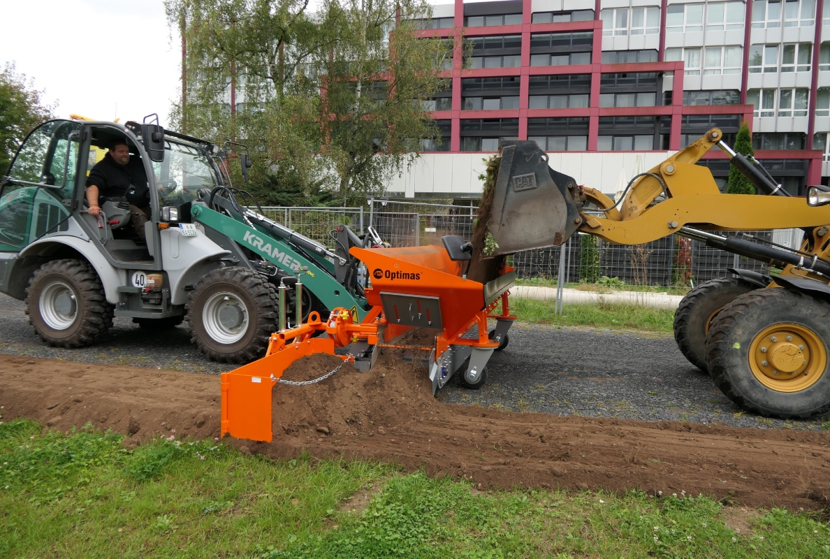 The Optimas material distribution bucket Finliner is filled with 1.4 m3 by wheel loader or truck.