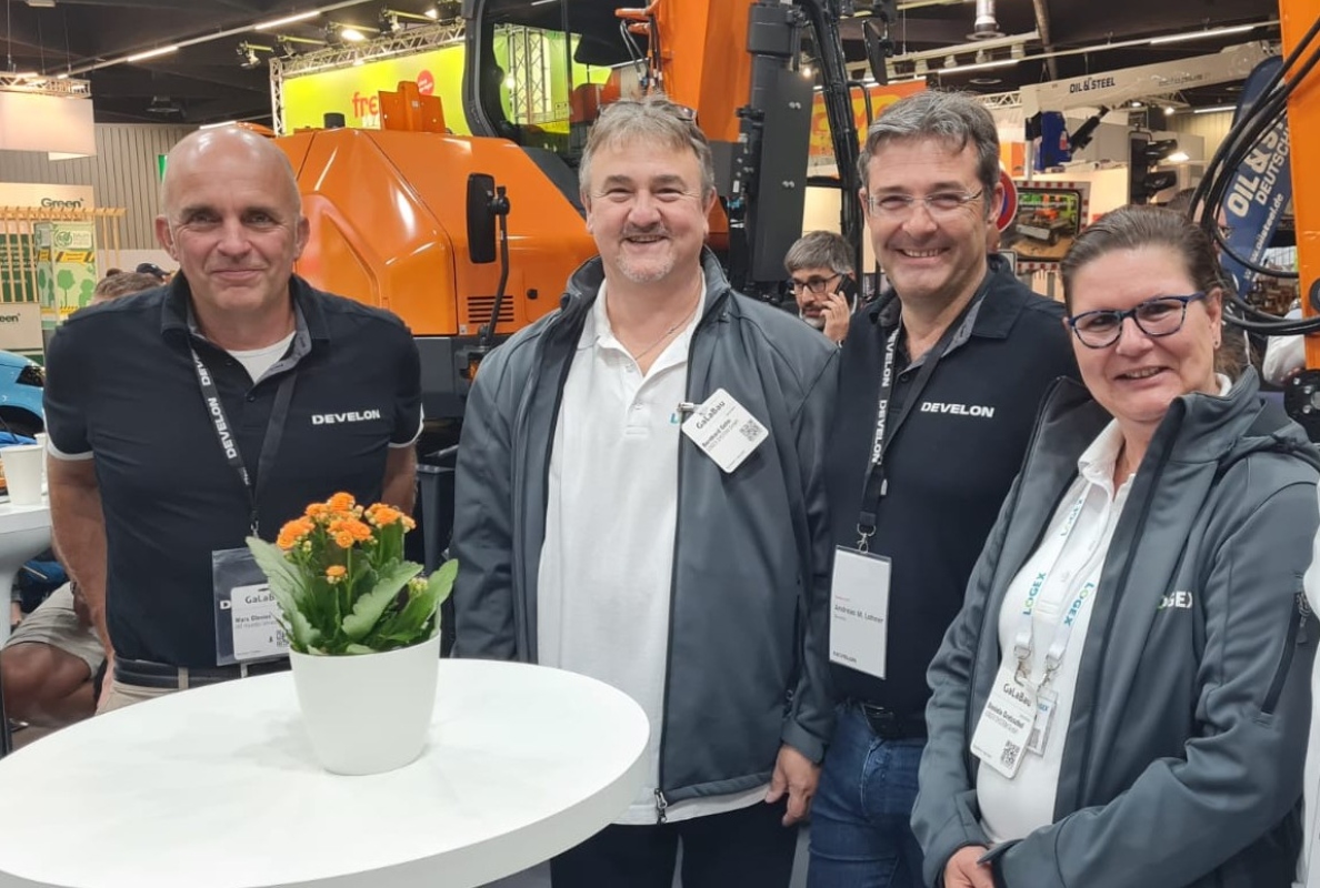 Marc Glesius, District Manager GSA, DEVELON; Bernhard Golm, Head of Services at LOGEX System GmbH; Andreas M. Lohner, Managing Director Germany and RSL GSA & EE for Develon and Daniela Gretschel, central purchasing department of LOGEX System GmbH.