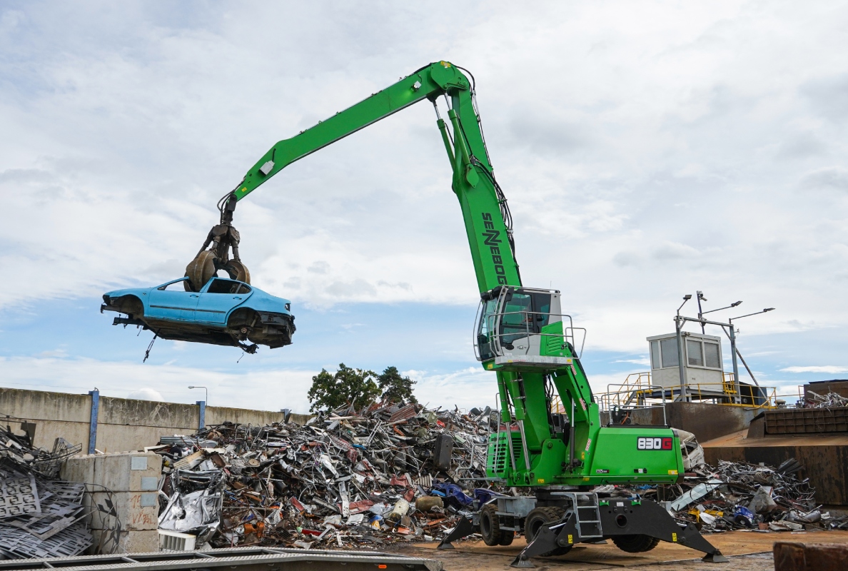 The SENNEBOGEN 830 G loads the scrap press precisely and reliably.