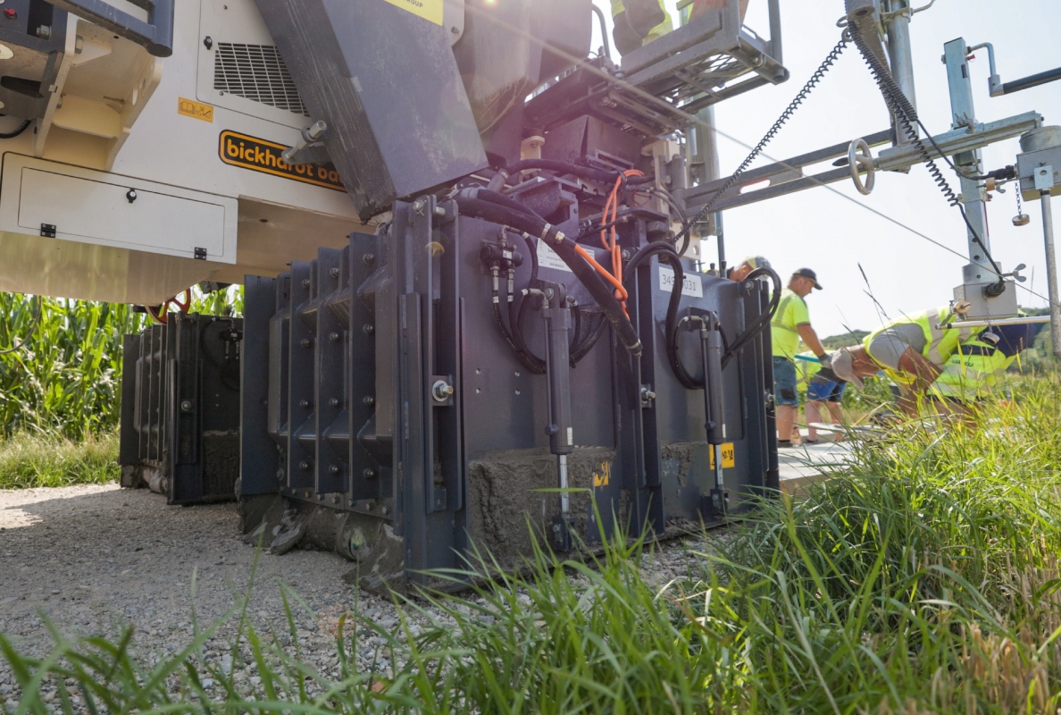 Quickly exchangeable moulds and the ability to feed concrete to two separate moulds at once show the extreme flexibility of the Wirtgen SP 33 for a wide range of applications.
