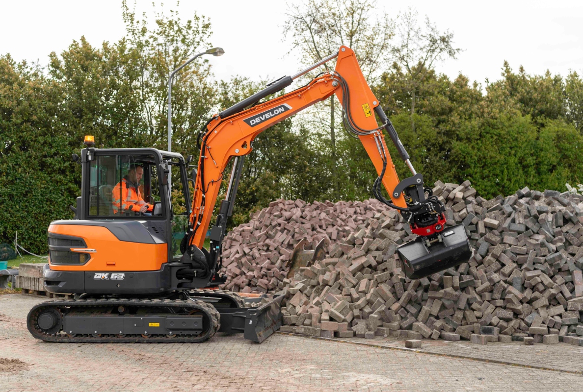 DEVELON DX63