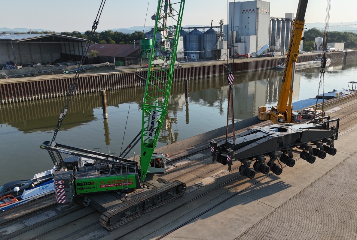 The undercarriage of a 9300 E port crane weighs an impressive 107 tons.