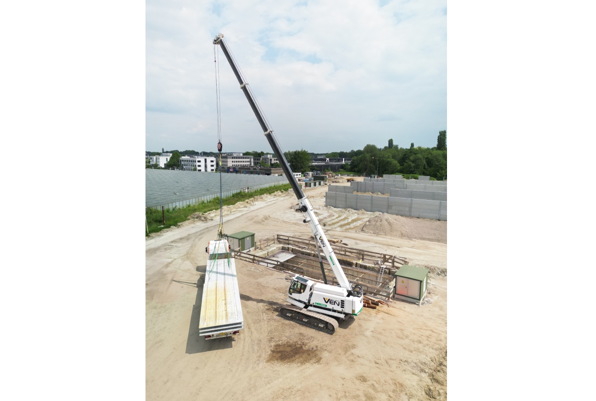 The battery-powered 50-ton telescopic crawler crane plays a central role on the emission-free construction site in Breda, Netherlands.