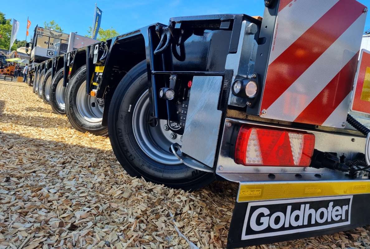 The 7-axle version of the »MPA« – a winner in terms of maneuverability, axle load and low loading height.