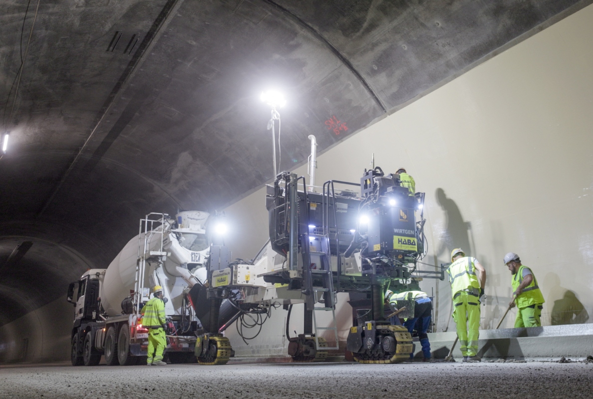 When paving with the Wirtgen slipform paver, it is essential to ensure a continuous supply of wet concrete during the paving process.