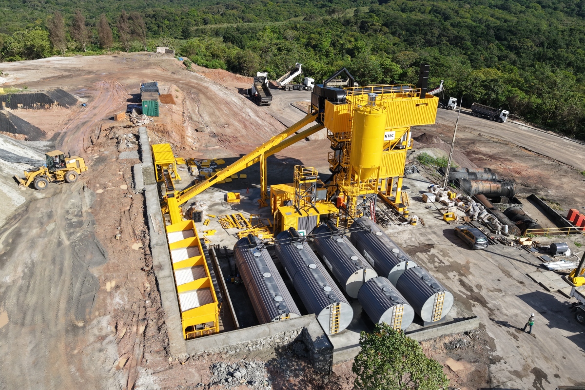 Lintec CSD2500B Asphalt Mixing Plant during assembly.