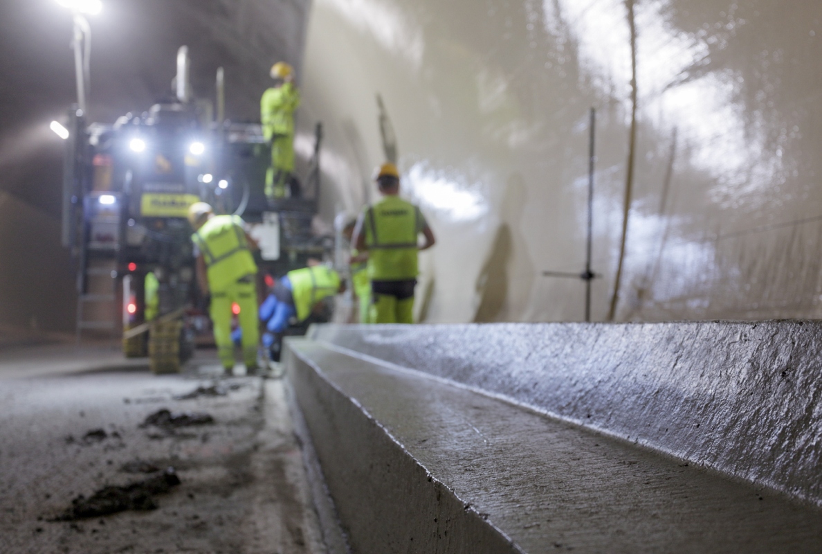 The SP 33 was able to pave over 400 m of kerb-gutter profile-in a single working day.