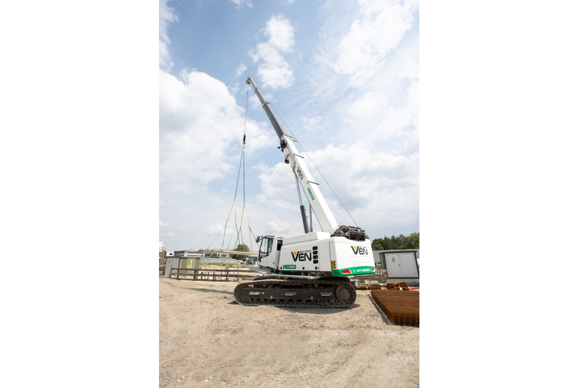 Just like the diesel-powered version, the SENNEBOGEN 653 Electro Battery has a maximum main boom length of 30.4 m and a lifting capacity of 50 tons.