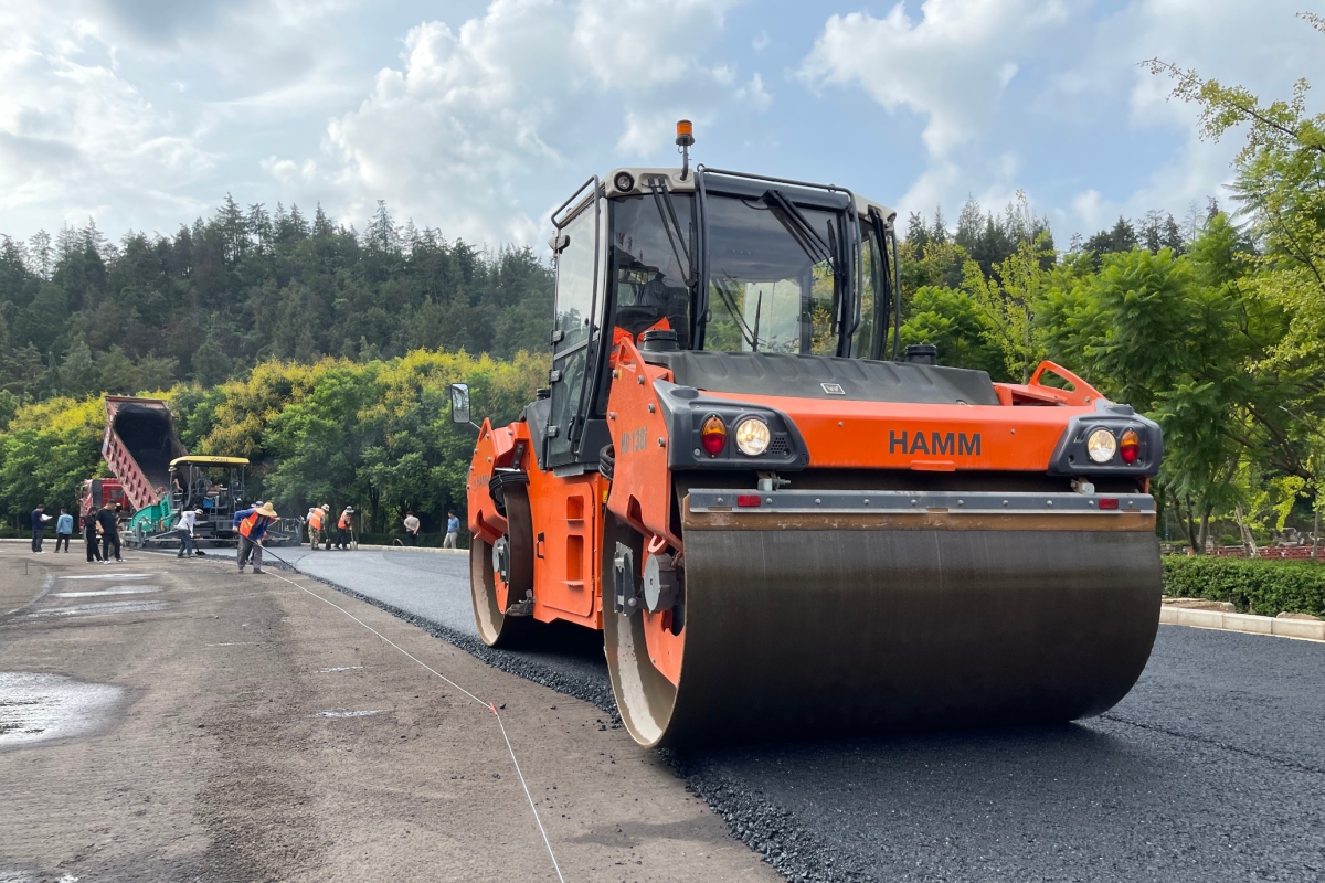The 3-point articulation of the Hamm HD 138 VO tandem roller with vibration and oscillation drum assures even weight distribution and ideal directional stability.