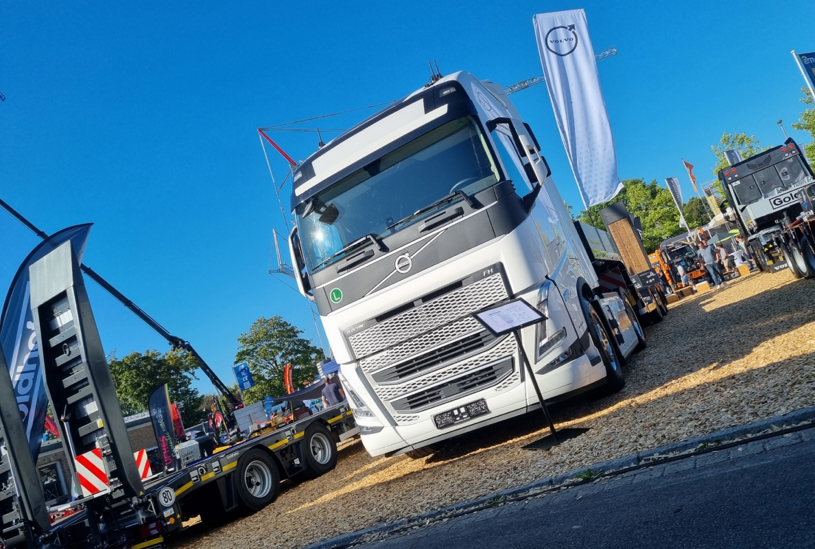 On the road into the future with the Volvo FH Electric: all-electric and lots of power with a gross combination weight rating of 44 t.