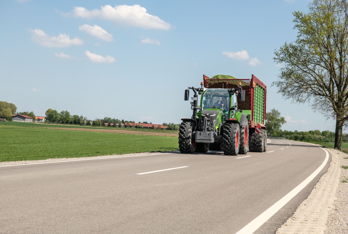 Compact tractor for professionals – the Fendt 500 Vario Gen4 series