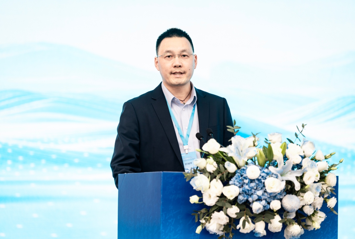 Simon Sun gives his presentation