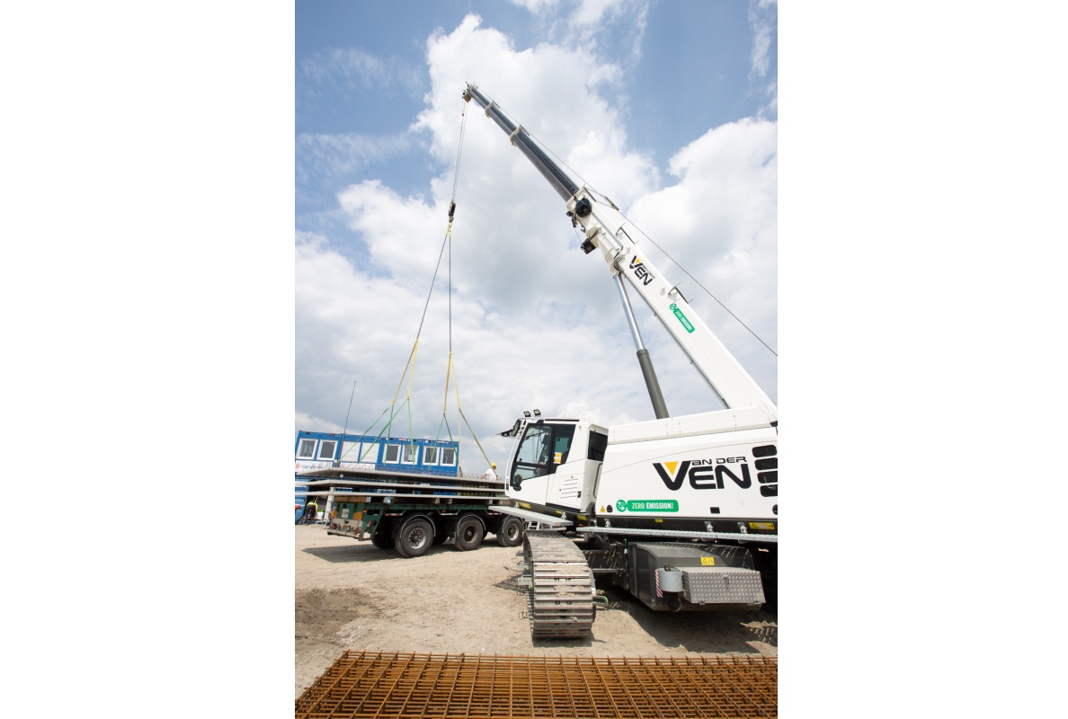 Depending on the type of application, continuous operation over one or even two working days is possible without any problems.