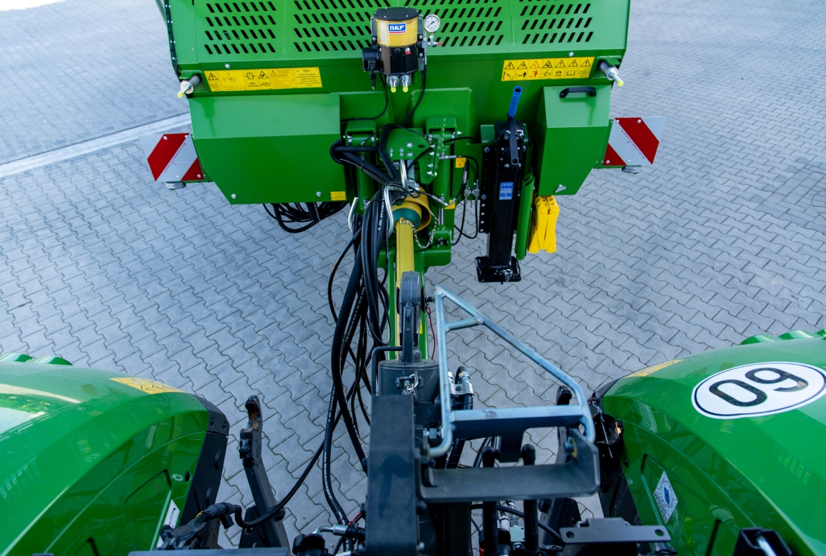 Little space for dirt deposits. Thanks to the narrow drawbar, the tractor-trailer combinations with the XPERT models are highly manoeuvrable.