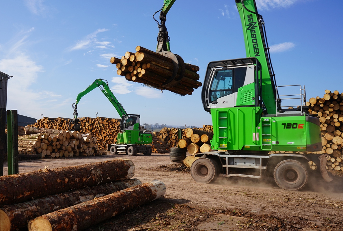 The SENNEBOGEN 730 E meets the high requirements of the British sawmill Pontrilas – high load capacity, maneuverability, and excellent ease of operation.