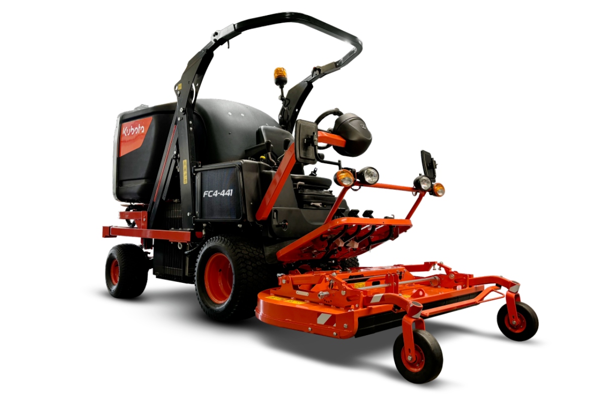 Kubota launches the new 44 hp FC4-441, expanding its range of central suction front mowers