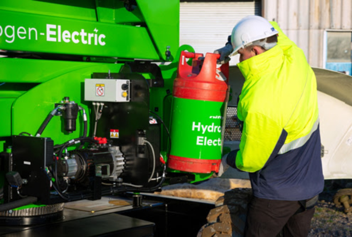 The hydrogen cylinder fits neatly into the Niftylift hydrogen-electric models to maintain a compact profile.