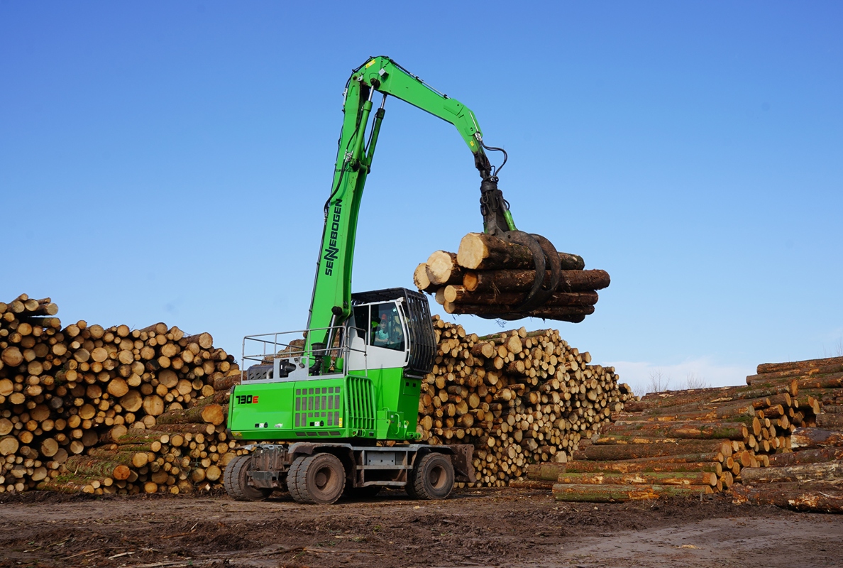 The SENNEBOGEN 730 E meets the high requirements of the British sawmill Pontrilas – high load capacity, maneuverability, and excellent ease of operation.