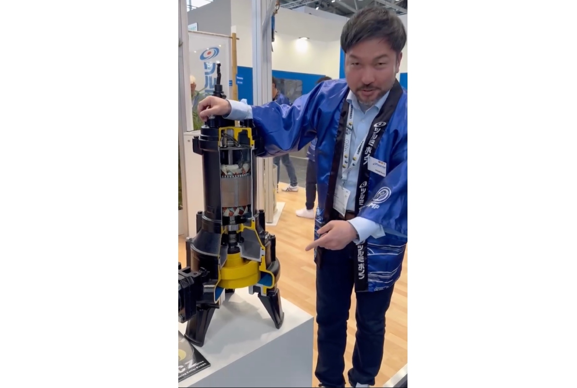 Hiroyuki Naruse from Tsurumi pointing to the unique cutting unit of the new CZ pump: a brutal shredder designed to make even stubborn fibres flow.