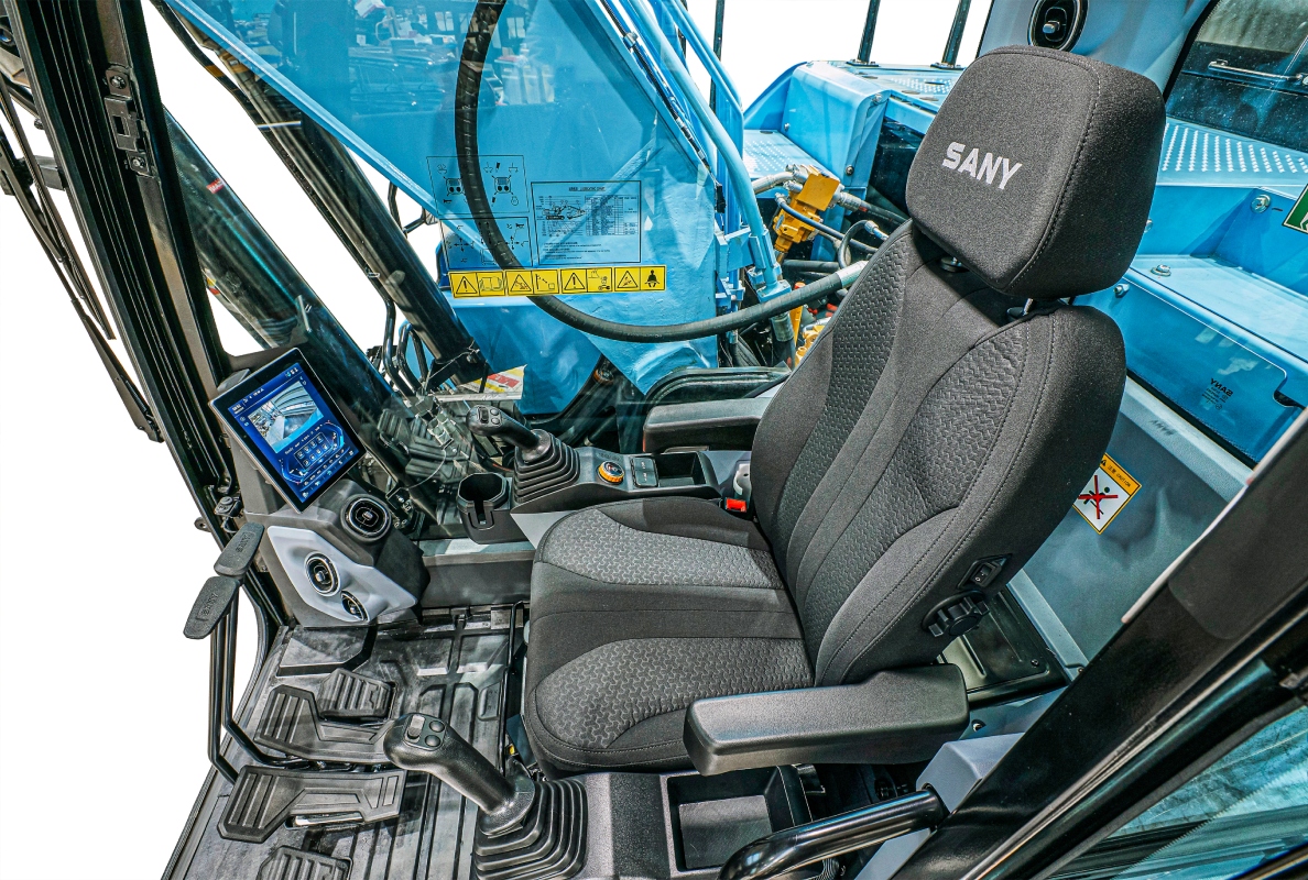 In addition to the electric drive, the cab has also been given a new and modern look