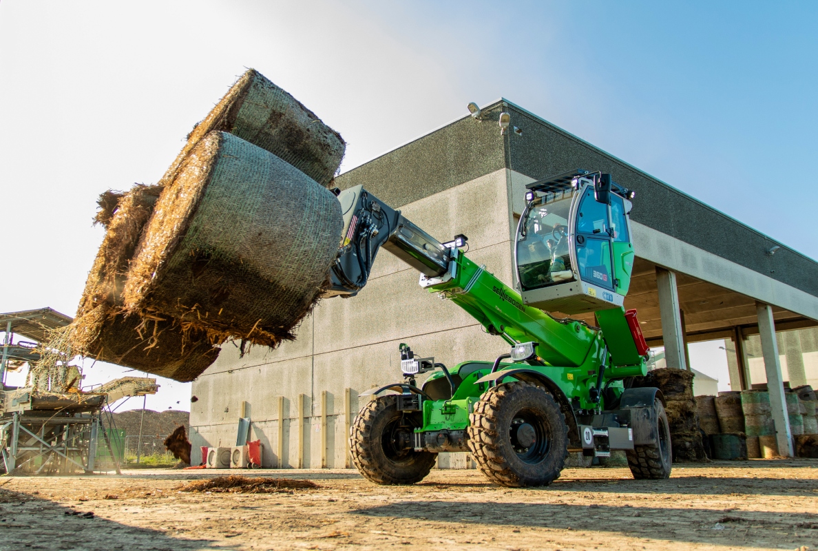The SENNEBOGEN 360 G supports efficient handling of biomass in GAP Service, thereby contri-buting to CO₂ reduction in operations.