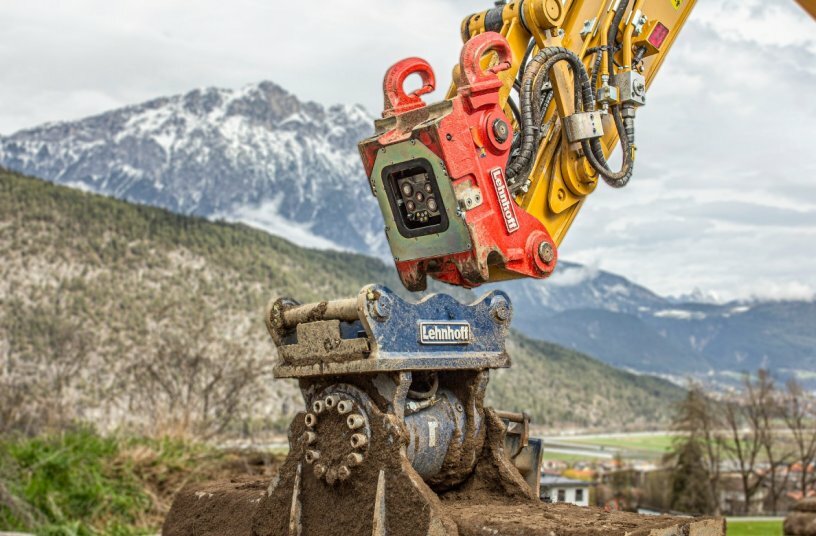 With the Lehnhoff SQ 60V, thanks to the symmetrical design of the valve block, even fully hydraulic attachments can be rotated by 180°.