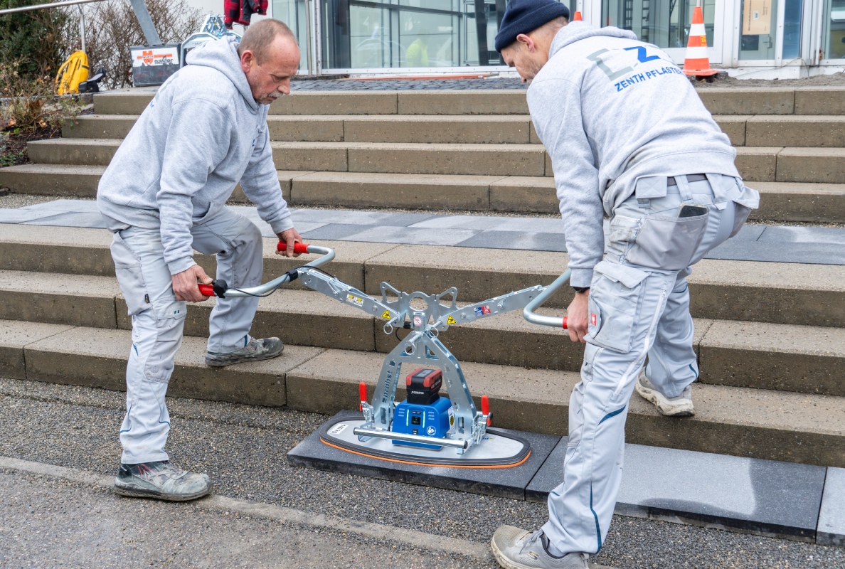 M-JET-250 vacuum hand-operated laying device in use on the construction site