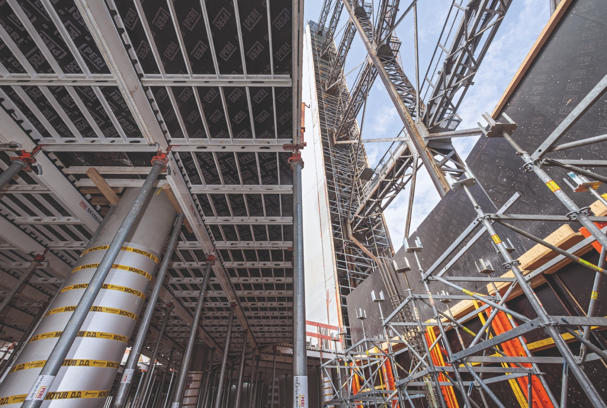 There was only 1.50 m of space between the refurbishment site and the shell inside the steel structure.