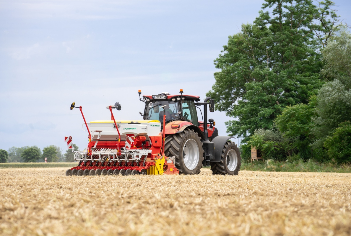 Generous seed hopper increases output