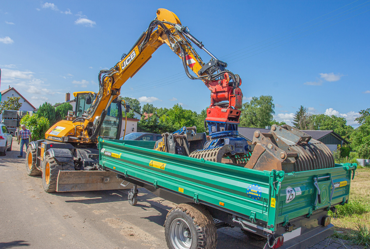 Peter Gerst puts together the right trailer for each project and changes the attachments directly from there.