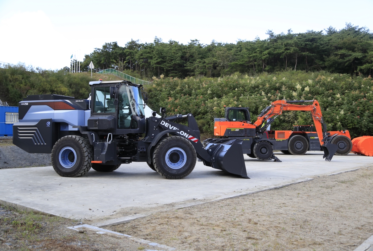 Prototype Wheel Loader Switches From Fuel Cell to Battery Power