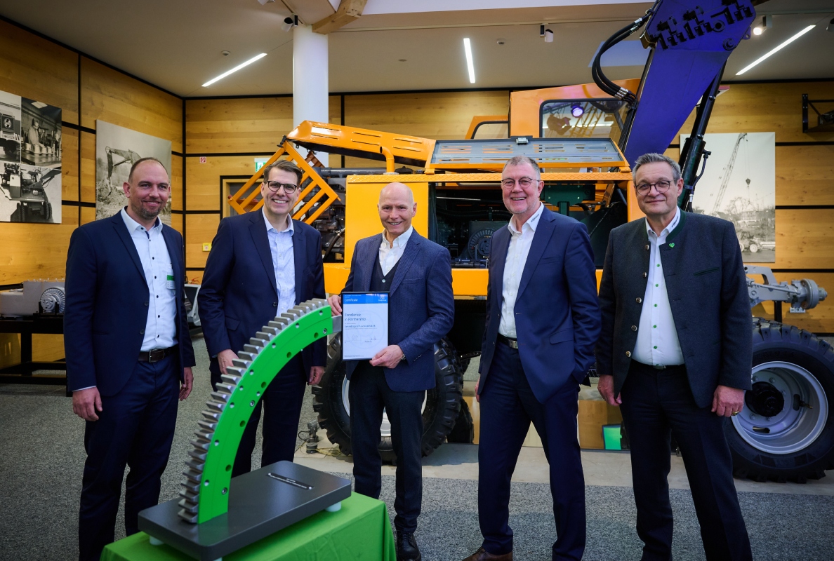 SENNEBOGEN and Rothe Erde celebrate more than six decades of successful cooperation: Alexander Jerrhof, Peter Küpper, Erich Sennebogen, Thorsten Resch and Jürgen Scheske (from left to right). 