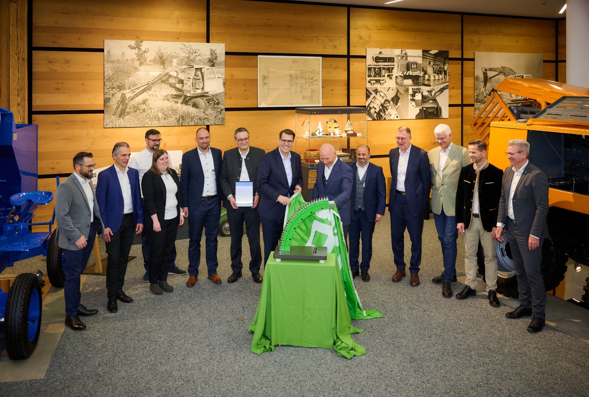 A partial replica of the first ball bearing was ceremoniously presented to the company's own Erich Sennebogen Museum as an exhibit.