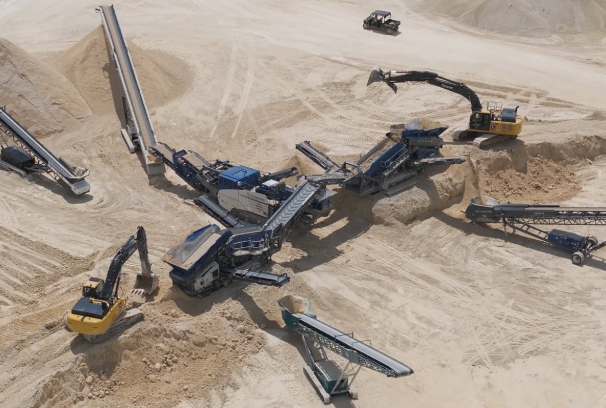 A special plant train for the production of two different material specifications – a MOBIREX MR 110i EVO2 mobile impact crusher and two scalpers from Kleemann. 