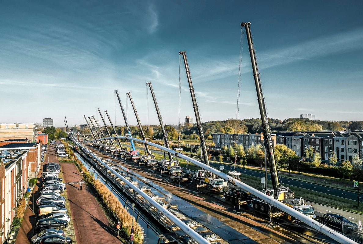 A dozen cranes in a row: the Boer B.V. cranes were used in tandem on a pipeline construction project for the district heating network in the Netherlands.