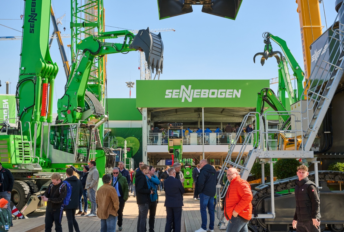 With a large, international team and a total of 10 machine exhibits from all application areas, SENNEBOGEN welcomed the many bauma trade fair visitors from all over the world.