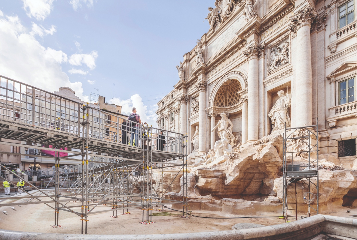 The modular design of the PERI UP Modular Scaffolding could be flexibly adapted to the complex shape of the fountain basin.