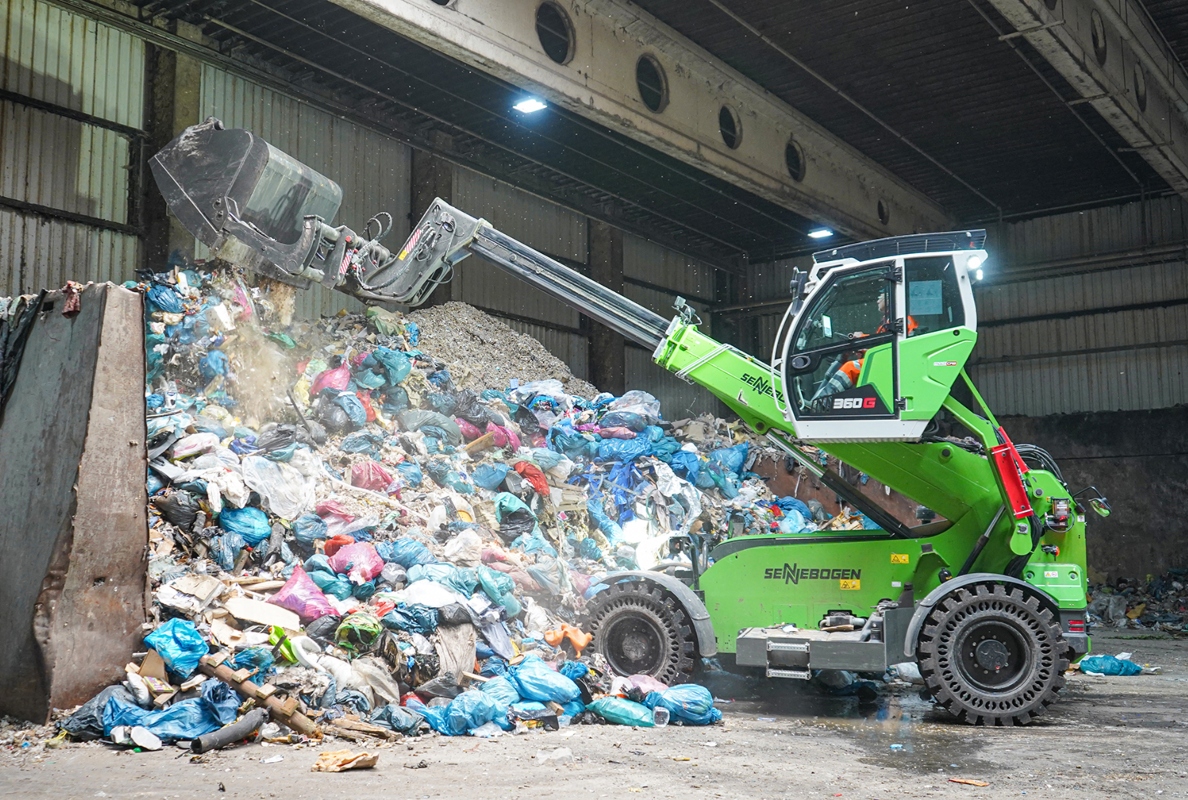 Maximization of storage space through precise stacking of large quantities of household waste.