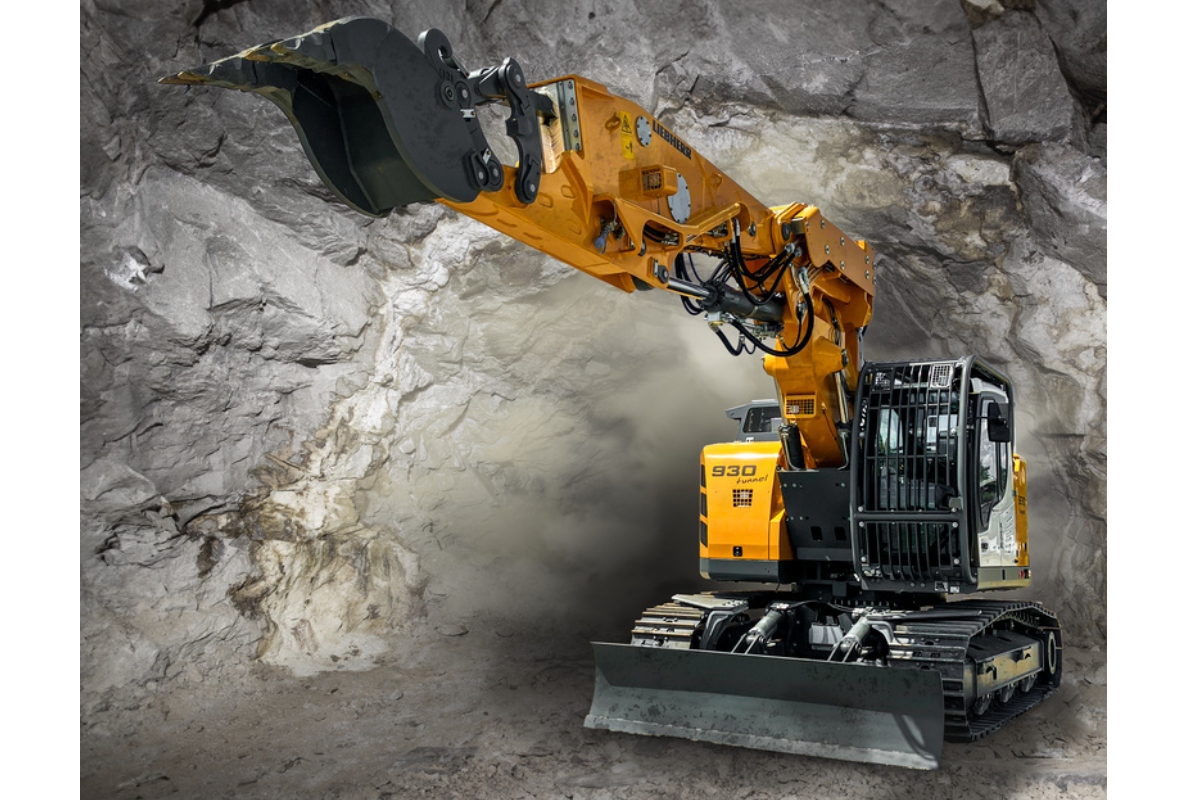 The swivel bearing on the R 930 Tunnel attachment allows the excavation profile to be followed.