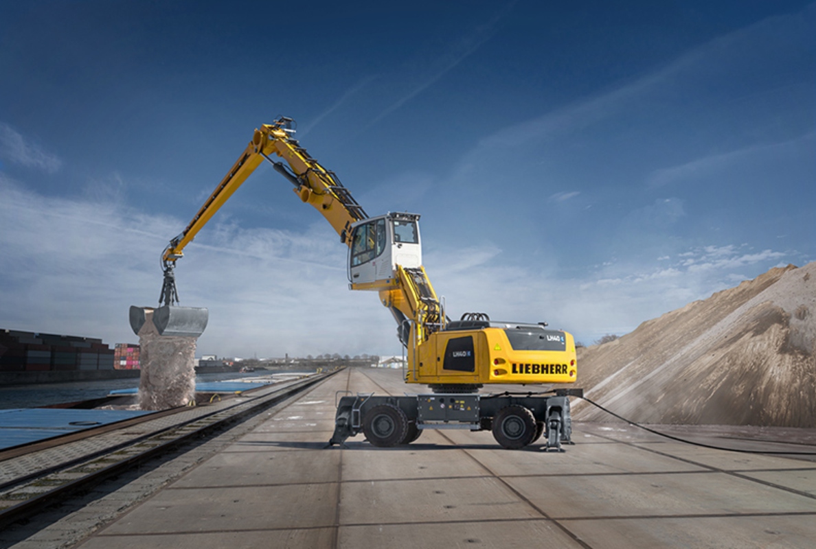 The LH 40 M Port E electric material handling machines are predestined for handling bulk and general cargo in harbour handling.
