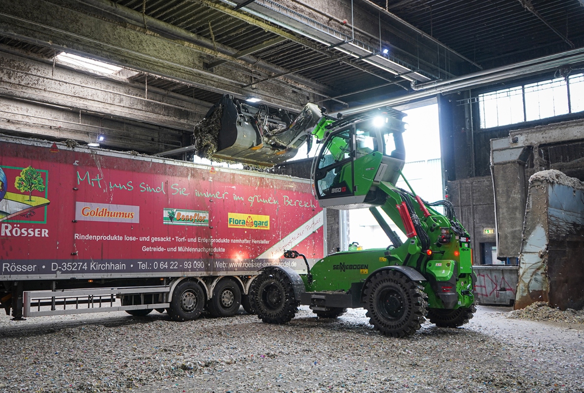 The telescopic arm of the SENNEBOGEN 360 G reaches deep into the truck to load secondary fuels efficiently and evenly.