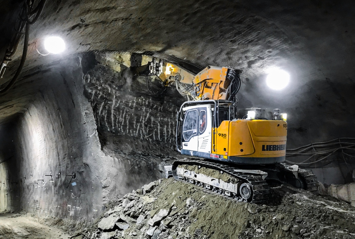 The R 930 Tunnel performs in all types of underground applications.