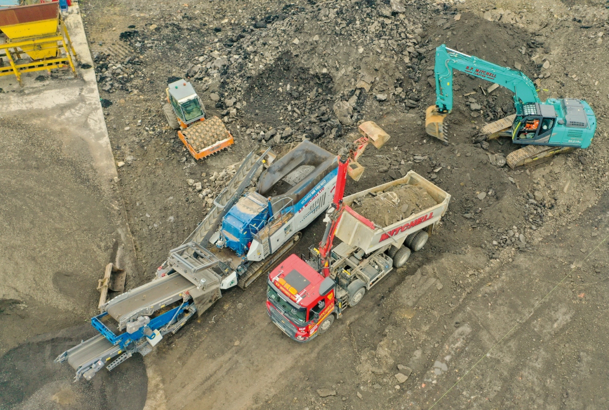 The new compact crusher MOBIREX MR 100i NEO from Kleemann can easily handle mixed and sticky feed material.
