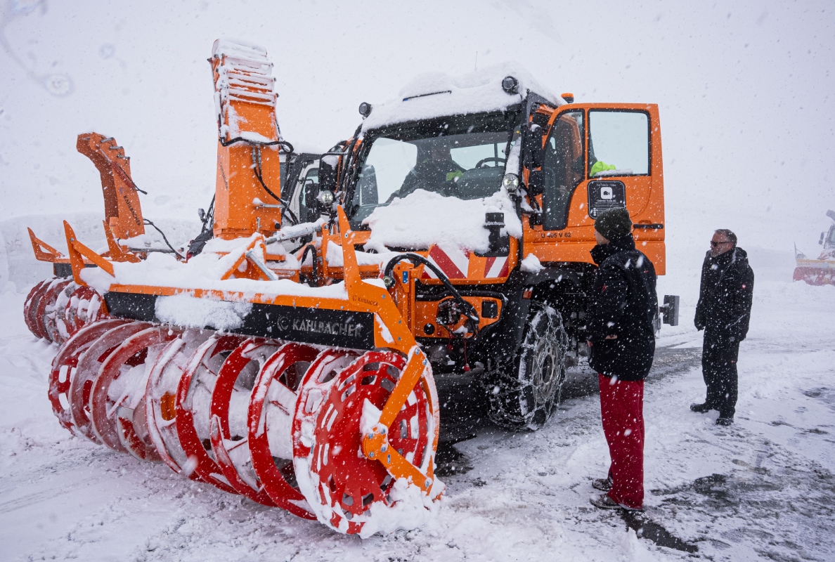 Mercedes-Benz Special Trucks developers help clear the Grossglockner High Alpine Road