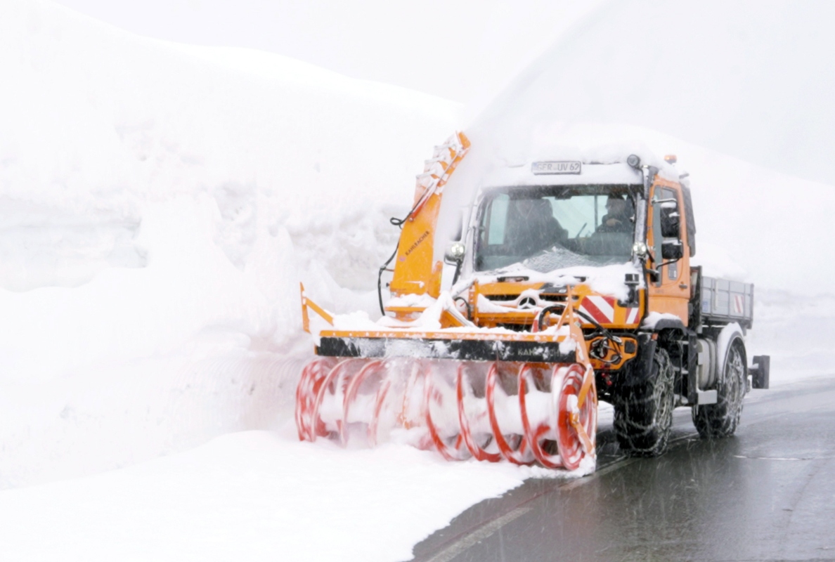  Mercedes-Benz Special Trucks developers help clear the Grossglockner High Alpine Road